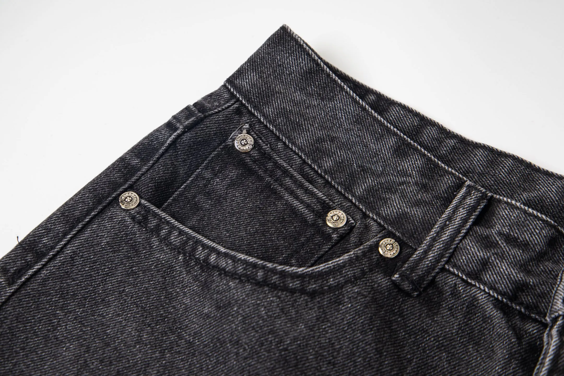 P290 Chrome Hearts Chrome Hearts Black Pinduo Black Leather Big Devil Cow King Jeans CH jeans need to be washed before being dismantled and hand-stitched with sheepskin cross leather and then spliced to complete. The whole piece has too much craftsmanship to describe. About Chrome Hearts This is an extremely luxurious fashion brand that can also be called the nobility of the high street. It has always been an exclusive brand for some hipsters or the second generation of rich people. Compared with ordinary high streets, it is more luxurious and noble. Compared with luxury brands, it has a more fashionable personality. It has always been a brand that I have a special liking for. Style number: 1769# Color: black Size: 28 30 32 34 36